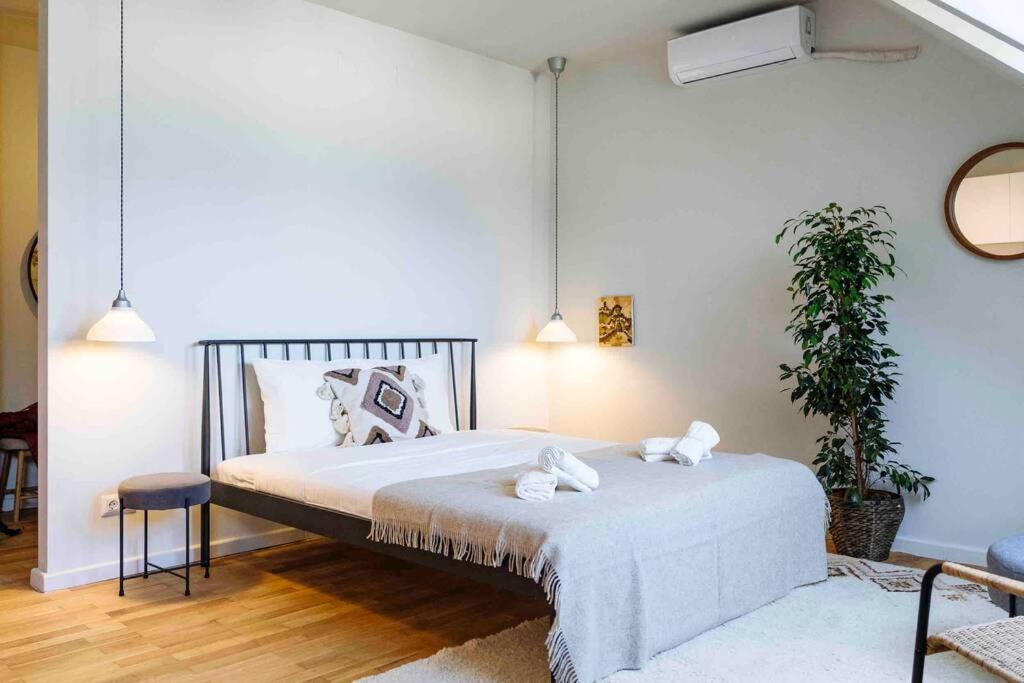 Vivando - Stylish Studio C + Parking Apartment