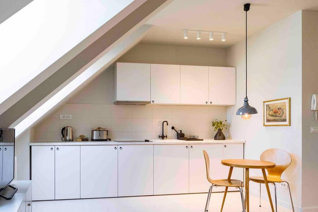 Vivando - Stylish Studio C + Parking Apartment